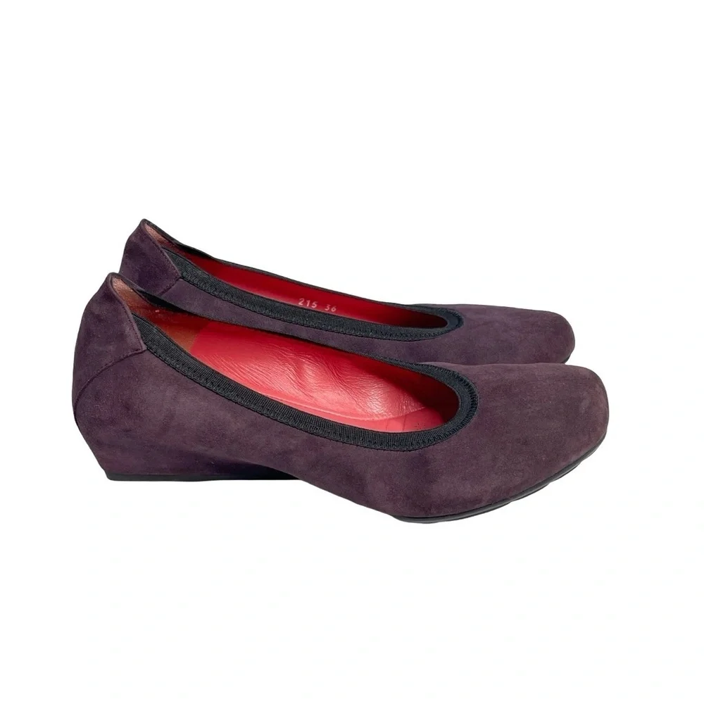 Pas de Rouge 215 hidden wedge Maryjane flat size 6 in suede eggplant/ plum color